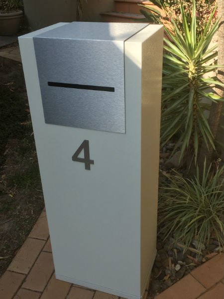 E4 Single Mailbox with brushed aluminium fittings
